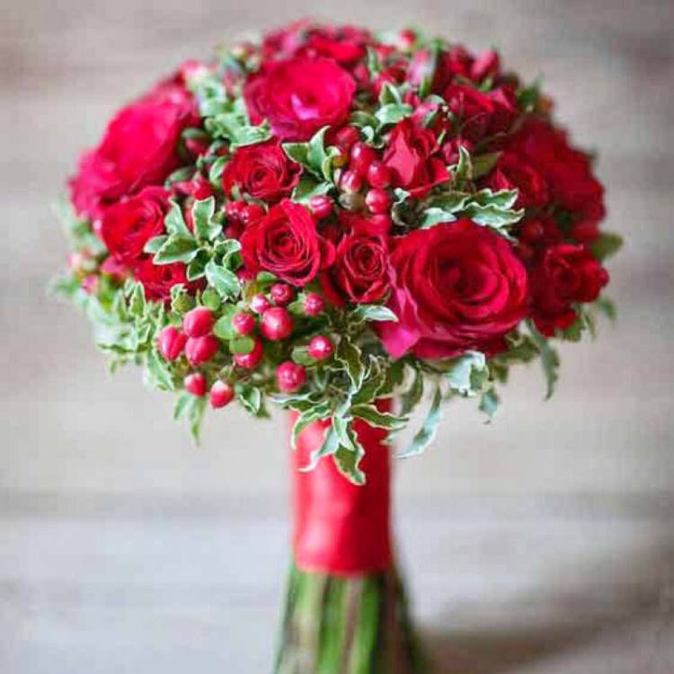 букет невесты из кустовых и одноголовых роз